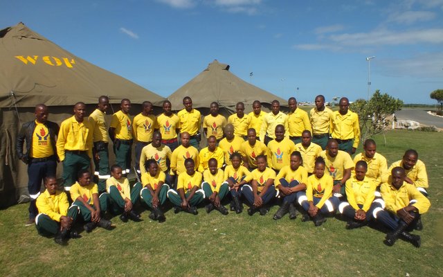 Working on Fire se 60 vrywilligers wat op Gansbaai se Sportgronde tente opgeslaan het om die brandweermanne by te staan